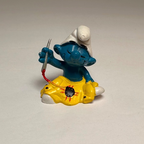 Vintage Sewing Smurf Figurine 1981 Schleich Peyo Portugal Smurfs Tailor - Picture 2 of 8